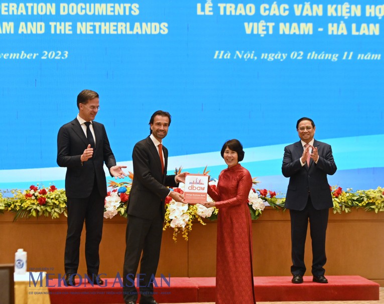 Thủ tướng Phạm Minh Ch&iacute;nh v&agrave; Thủ tướng H&agrave; Lan Mark Rutte chứng kiến lễ trao S&aacute;ch cam H&agrave; Lan. Ảnh: Đỗ Thảo