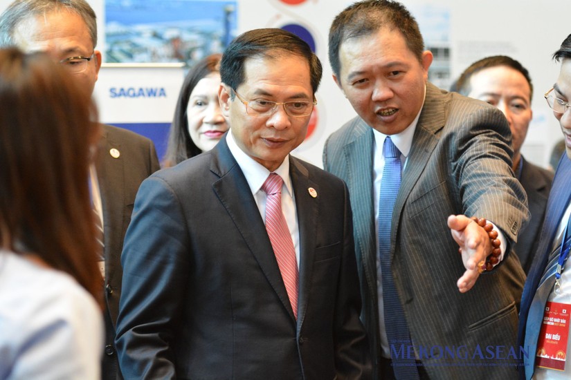 Bộ trưởng B&ugrave;i Thanh Sơn tham quan c&aacute;c gian h&agrave;ng tại hội nghị. Ảnh: L&ecirc; Hồng Nhung