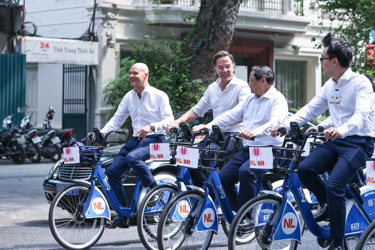 Thủ tướng H&agrave; Lan Mark Rutte được biết đến l&agrave; người y&ecirc;u th&iacute;ch xe đạp. Ảnh: VGP