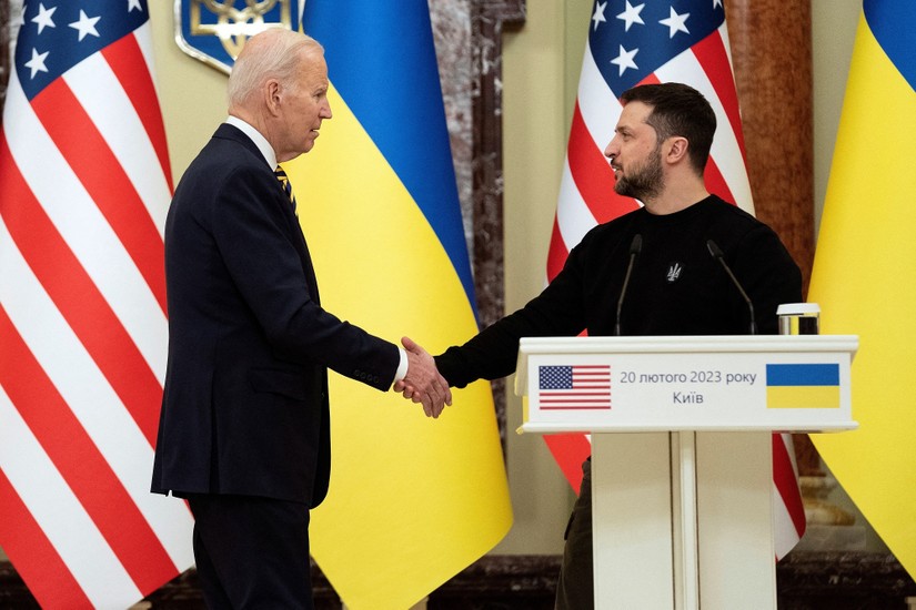 Tổng thống Mỹ Joe Biden bắt tay Tổng thống Ukraine Volodymyr Zelensky tại Kiev ng&agrave;y 20/2/2023. Ảnh: Reuters