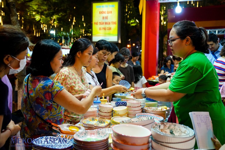 Gian h&agrave;ng b&aacute;t sứ, b&aacute;t gốm đa dạng mẫu m&atilde;, sắc m&agrave;u. Ảnh: Thảo Ng&acirc;n.