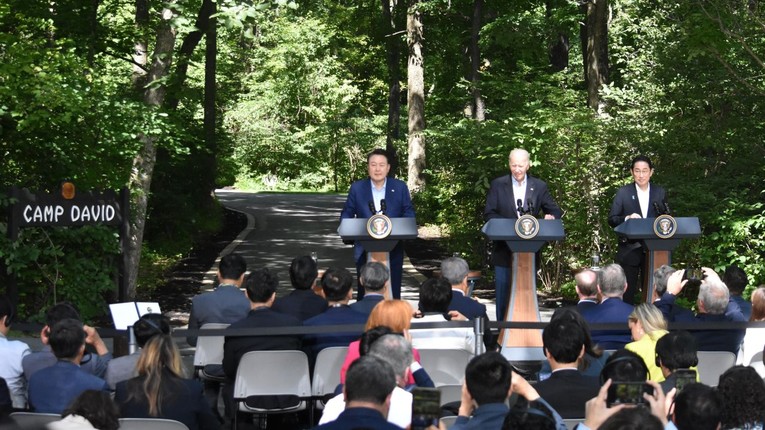 Tổng thống H&agrave;n Quốc Yoon Suk Yeol, Tổng thống Mỹ Joe Biden v&agrave; Thủ tướng Nhật Bản Fumio Kishida tại hội nghị thượng đỉnh ba b&ecirc;n diễn ra ở Mỹ v&agrave;o th&aacute;ng 8/2023.