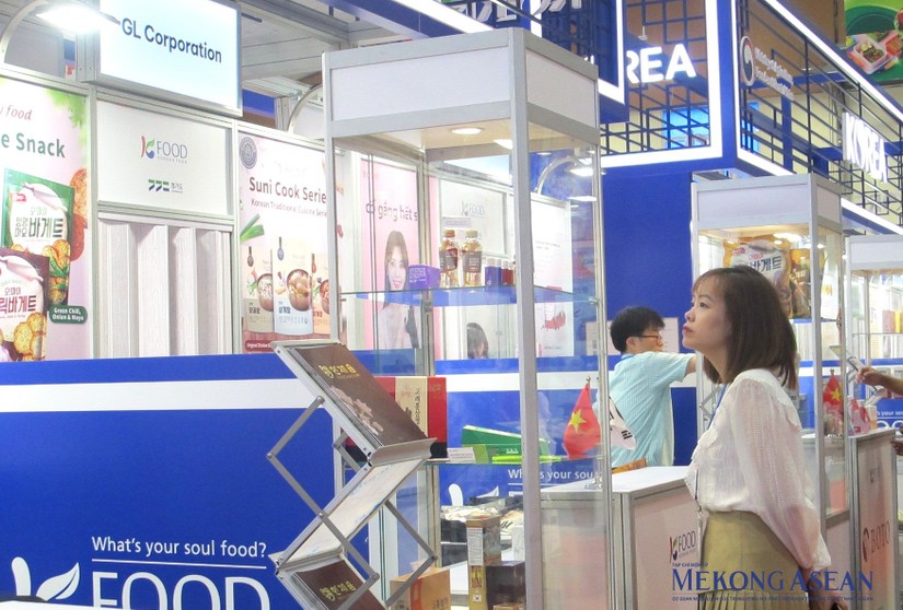 Nổi bật tại triển l&atilde;m Vietfood &amp;amp;amp; Beverage - Propack 2023 l&agrave; gian h&agrave;ng quốc gia H&agrave;n Quốc với c&aacute;c sản phẩm đặc trưng của xứ sở kim chi. Ảnh: Anh Thư