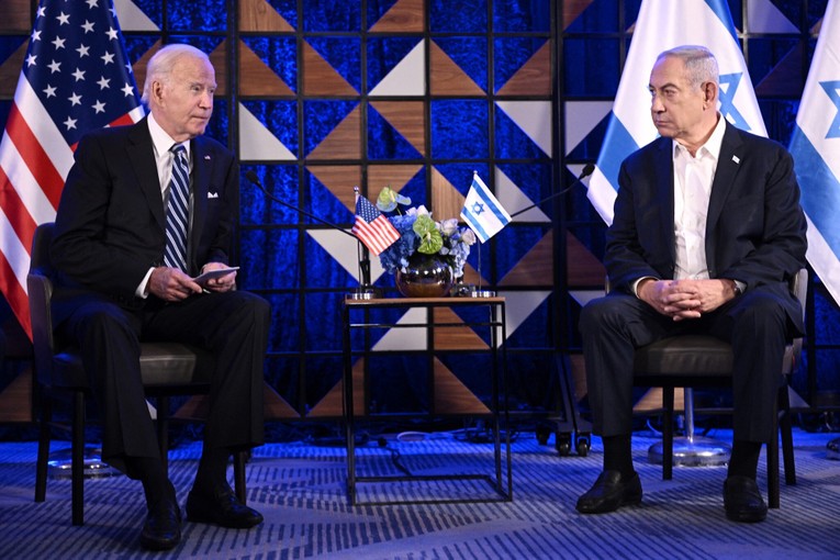 Tổng thống Mỹ Joe Biden (tr&aacute;i) gặp Thủ tướng Benjamin Netanyahu tại Tel Aviv, ng&agrave;y 18/10. Ảnh: AFP