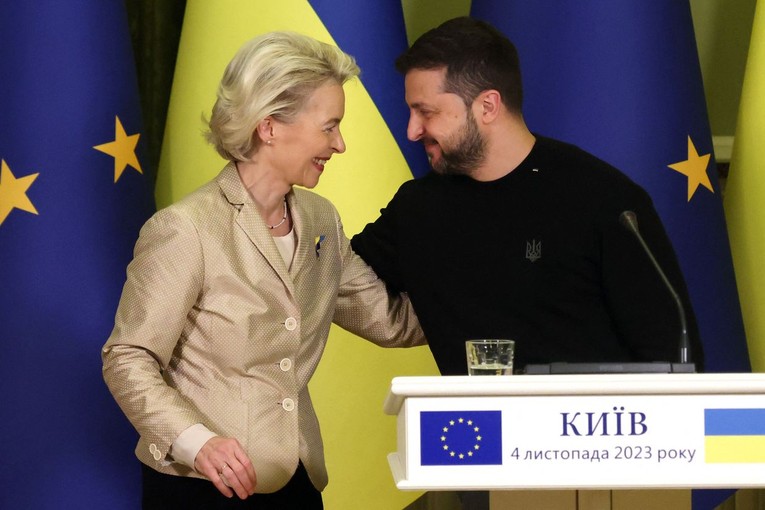 Chủ tịch Ủy ban Ch&acirc;u &Acirc;u (EC) Ursula von der Leyen v&agrave; Tổng thống Ukraine Volodymyr Zelensky tổ chức một cuộc họp b&aacute;o chung sau cuộc hội đ&agrave;m tại Kiev, ng&agrave;y 4/11. Ảnh: AFP