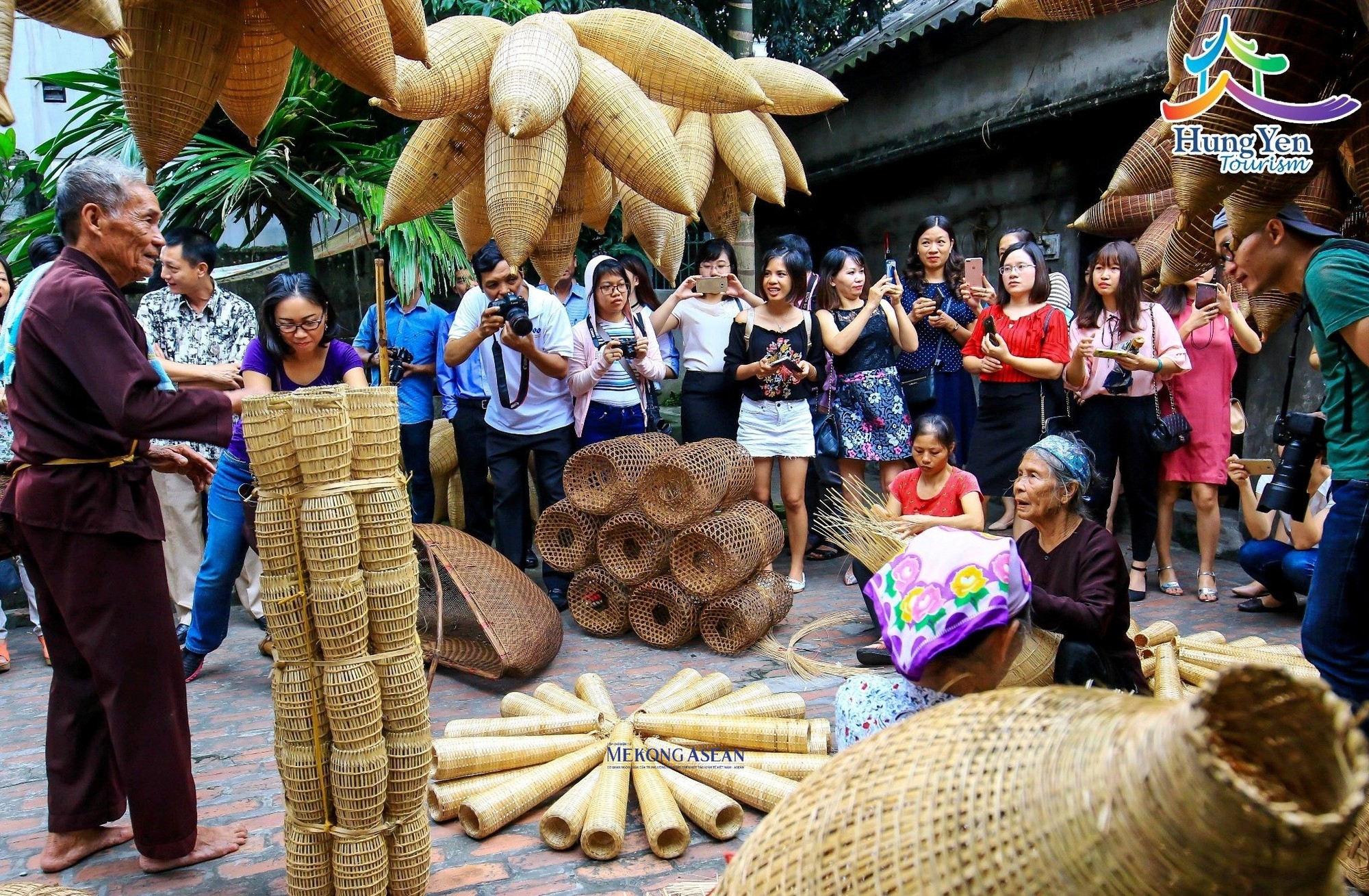 L&agrave;ng đan đ&oacute; Thủ Sỹ (huyện Ti&ecirc;n Lữ) thu h&uacute;t du kh&aacute;ch đến tham quan, trải nghiệm.