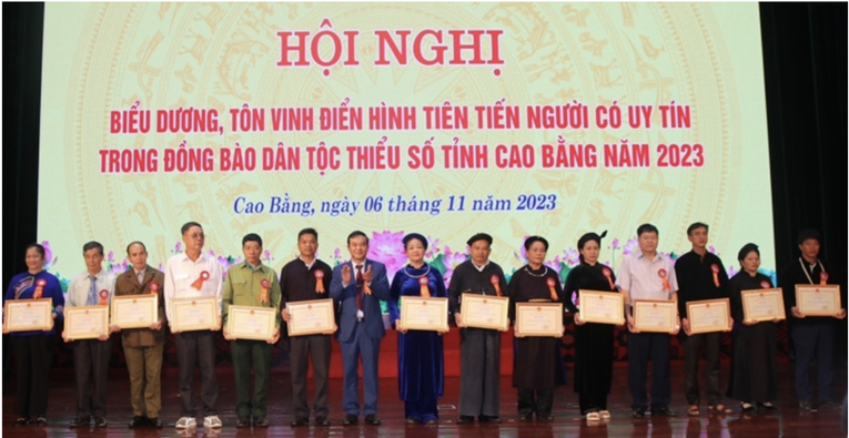 Cao Bằng tổ chức Hội nghị biểu dương, t&ocirc;n vinh điển h&igrave;nh ti&ecirc;n tiến người c&oacute; uy t&iacute;n trong đồng b&agrave;o d&acirc;n tộc thiểu số năm 2023. Ảnh: Cổng TTĐT Cao Bằng