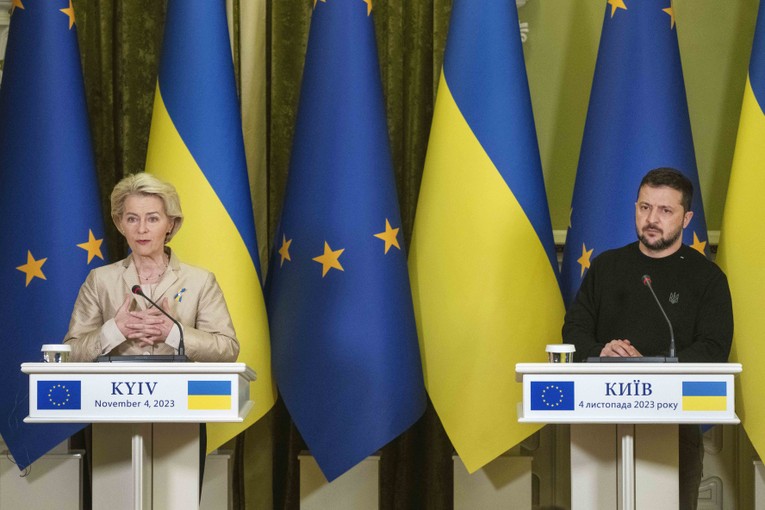 Chủ tịch Ủy ban Ch&acirc;u &Acirc;u (EC) Ursula von der Leyen v&agrave; Tổng thống Ukraine Volodymyr Zelensky tổ chức một cuộc họp b&aacute;o chung sau cuộc hội đ&agrave;m tại Kiev, ng&agrave;y 4/11. Ảnh: AP