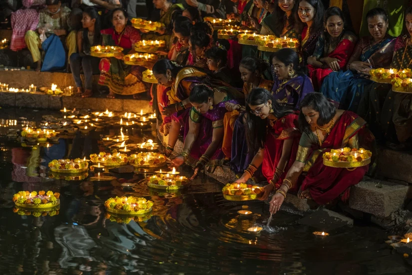 Phụ nữ đạo Hindu thắp đ&egrave;n dầu kỷ niệm Diwali tại Mumbai, Ấn Độ ng&agrave;y 7/11/2023. Ảnh: AP