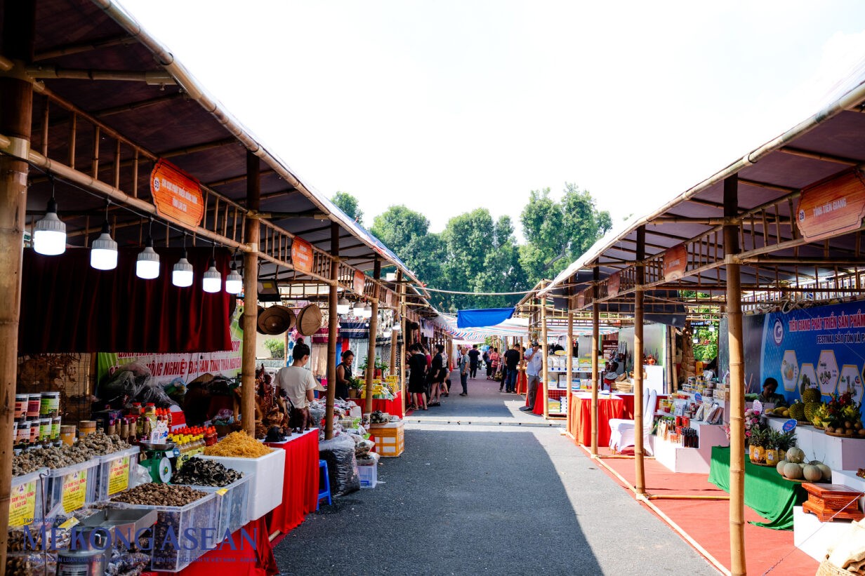 B&ecirc;n cạnh sản phẩm độc đ&aacute;o tr&ecirc;n, trong khu&ocirc;n khổ Festival Bảo tồn v&agrave; Ph&aacute;t triển l&agrave;ng nghề Việt Nam năm nay c&ograve;n sự g&oacute;p mặt của hơn 300 gian h&agrave;ng từ 42 tỉnh, th&agrave;nh phố trong cả nước; gian h&agrave;ng quốc tế tham gia trưng b&agrave;y, giới thiệu sản phẩm chất lượng cao. Festival l&agrave;ng nghề l&agrave; hoạt động c&oacute; &yacute; nghĩa quan trọng nhằm bảo tồn, giữ g&igrave;n, t&aacute;i hiện v&agrave; ph&aacute;t huy bản sắc c&aacute;c gi&aacute; trị văn h&oacute;a truyền thống của d&acirc;n tộc. Từ đ&oacute;, th&uacute;c đẩy ti&ecirc;u thụ, n&acirc;ng cao gi&aacute; trị sản phẩm v&agrave; ph&aacute;t triển du lịch trong c&aacute;c l&agrave;ng nghề.