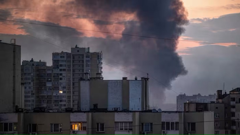 Kh&oacute;i bốc l&ecirc;n khắp thủ đ&ocirc; Kiev sau cuộc tấn c&ocirc;ng bằng t&ecirc;n lửa của Nga, ng&agrave;y 21/9. Ảnh: Reuters