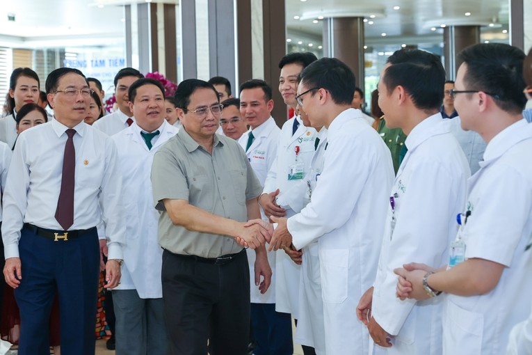 Thủ tướng thăm v&agrave; l&agrave;m việc tại Bệnh viện Đa khoa Quốc tế Hợp Lực. Ảnh: VGP