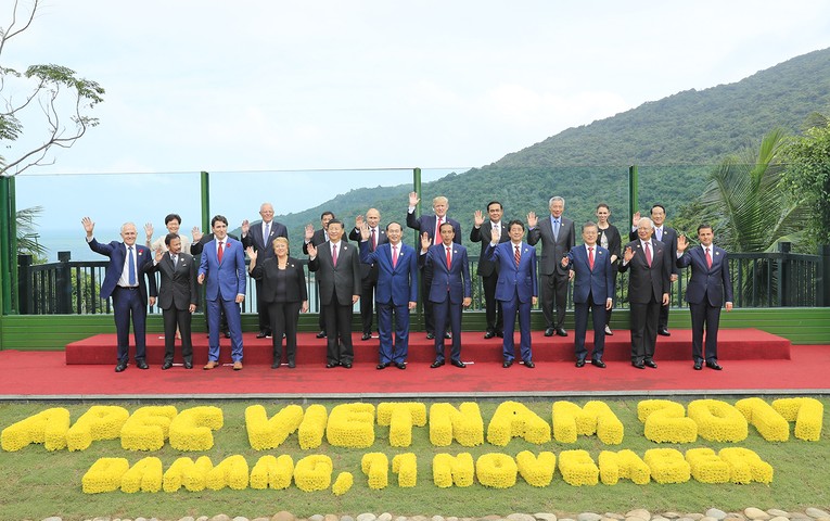 C&aacute;c nh&agrave; l&atilde;nh đạo APEC chụp ảnh chung tại Hội nghị APEC 2017, Đ&agrave; Nẵng. Ảnh: APEC