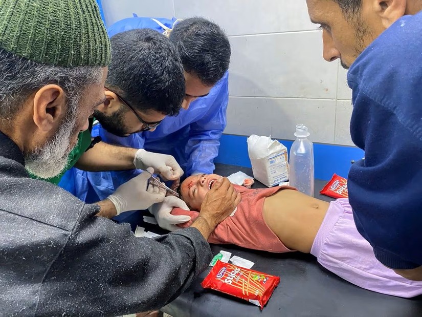 C&aacute;c b&aacute;c sĩ chữa trị cho bệnh nh&acirc;n tại bệnh viện Al Shifa ở th&agrave;nh phố Gaza ng&agrave;y 8/11/2023. Ảnh: Reuters