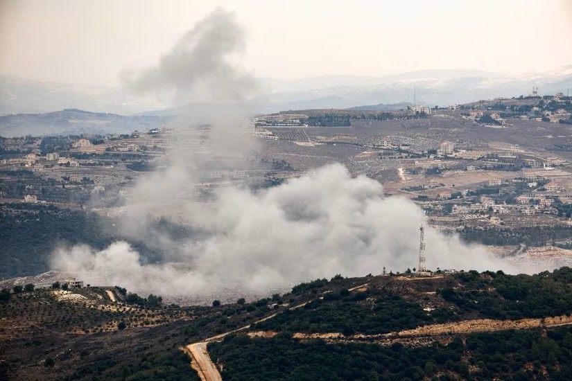 Kh&oacute;i bốc l&ecirc;n nh&igrave;n từ bi&ecirc;n giới Israel-Lebanon ở miền bắc Israel, ng&agrave;y 12/11. Ảnh: Reuters