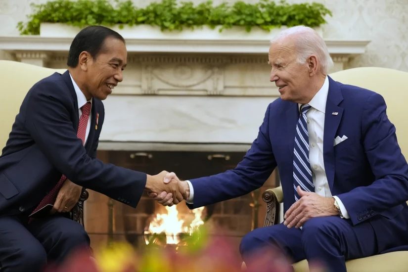 Tổng thống Mỹ Joe Biden v&agrave; Tổng thống Indonesia Joko Widodo bắt tay tại Nh&agrave; Trắng, Washington ng&agrave;y 12/11.2023, Ảnh: AP