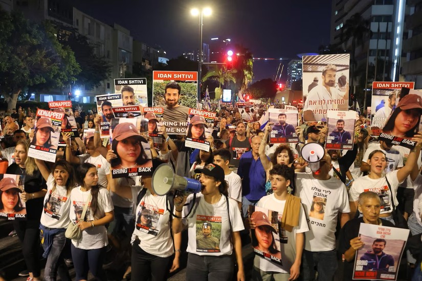 Người biểu t&igrave;nh ở Tel Aviv k&ecirc;u gọi thả con tin Israel bị giữ ở Dải Gaza, ng&agrave;y 11/11. Ảnh: AFP