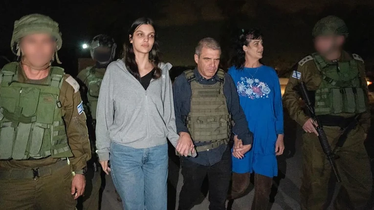 Hai con tin người Mỹ gồm b&agrave; Judith Tai Raanan v&agrave; con g&aacute;i 17 tuổi Natalie Raanan được Hamas thả h&ocirc;m 20/10. Ảnh: Israel Government