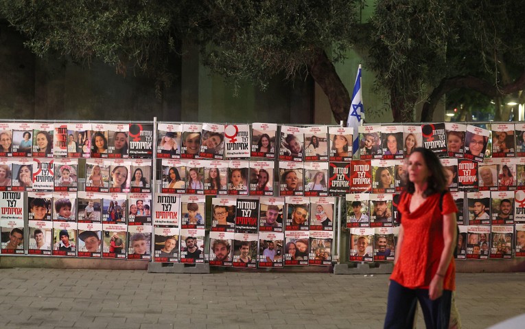 Bức ảnh những người Israel bị Hamas bắt l&agrave;m con tin trong vụ tấn c&ocirc;ng ng&agrave;y 7/10, tại một cuộc biểu t&igrave;nh ở Tel Aviv, Israel, ng&agrave;y 13/11. Ảnh: AFP