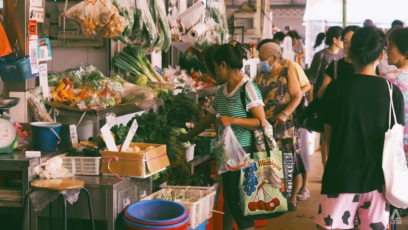 Số tiền trợ cấp nhằm gi&uacute;p đỡ người d&acirc;n trang trải chi ph&iacute; sinh hoạt tăng cao. Ảnh: CNA/Grace Yeoh