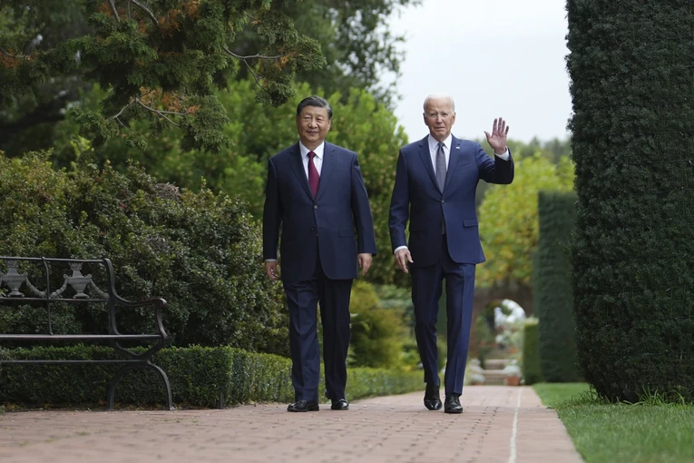 Chủ tịch Trung Quốc Tập Cận B&igrave;nh v&agrave; Tổng thống Mỹ Joe Biden đi dạo tại Điền trang Filoli ở Woodside, California, ng&agrave;y 15/11. Ảnh: AP