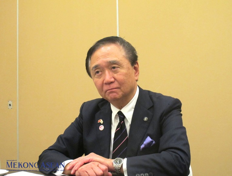 &Ocirc;ng Yuji Kuroiwa, Thống đốc tỉnh Kanagawa trao đổi với Mekong ASEAN. Ảnh: Anh Thư - Mekong ASEAN