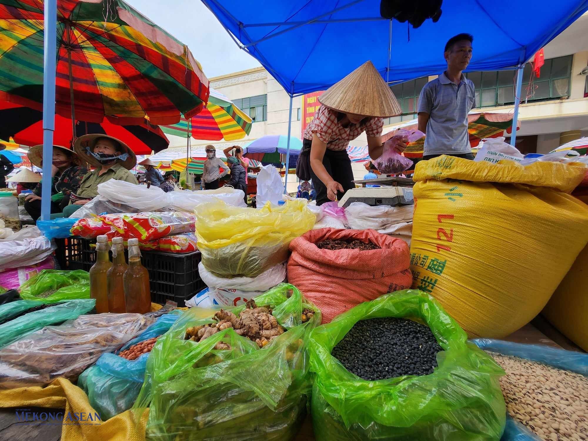 Trong những năm gần đ&acirc;y, nhằm bảo tồn, ph&aacute;t huy gi&aacute; trị văn h&oacute;a truyền thống của c&aacute;c d&acirc;n tộc theo &amp;amp;amp;quot;Chương tr&igrave;nh mục ti&ecirc;u quốc gia về ph&aacute;t triển kinh tế - x&atilde; hội v&ugrave;ng đồng b&agrave;o d&acirc;n tộc thiểu số v&agrave; miền n&uacute;i&amp;amp;amp;quot; giai đoạn 2021-2030, tỉnh Quảng Ninh đ&atilde; th&ocirc;ng qua nhiều hoạt động tham quan, trải nghiệm cho du kh&aacute;ch; duy tr&igrave; tổ chức phi&ecirc;n chợ th&agrave;nh nơi giao lưu, tăng cường tinh thần đo&agrave;n kết gắn b&oacute; của c&aacute;c d&acirc;n tộc.