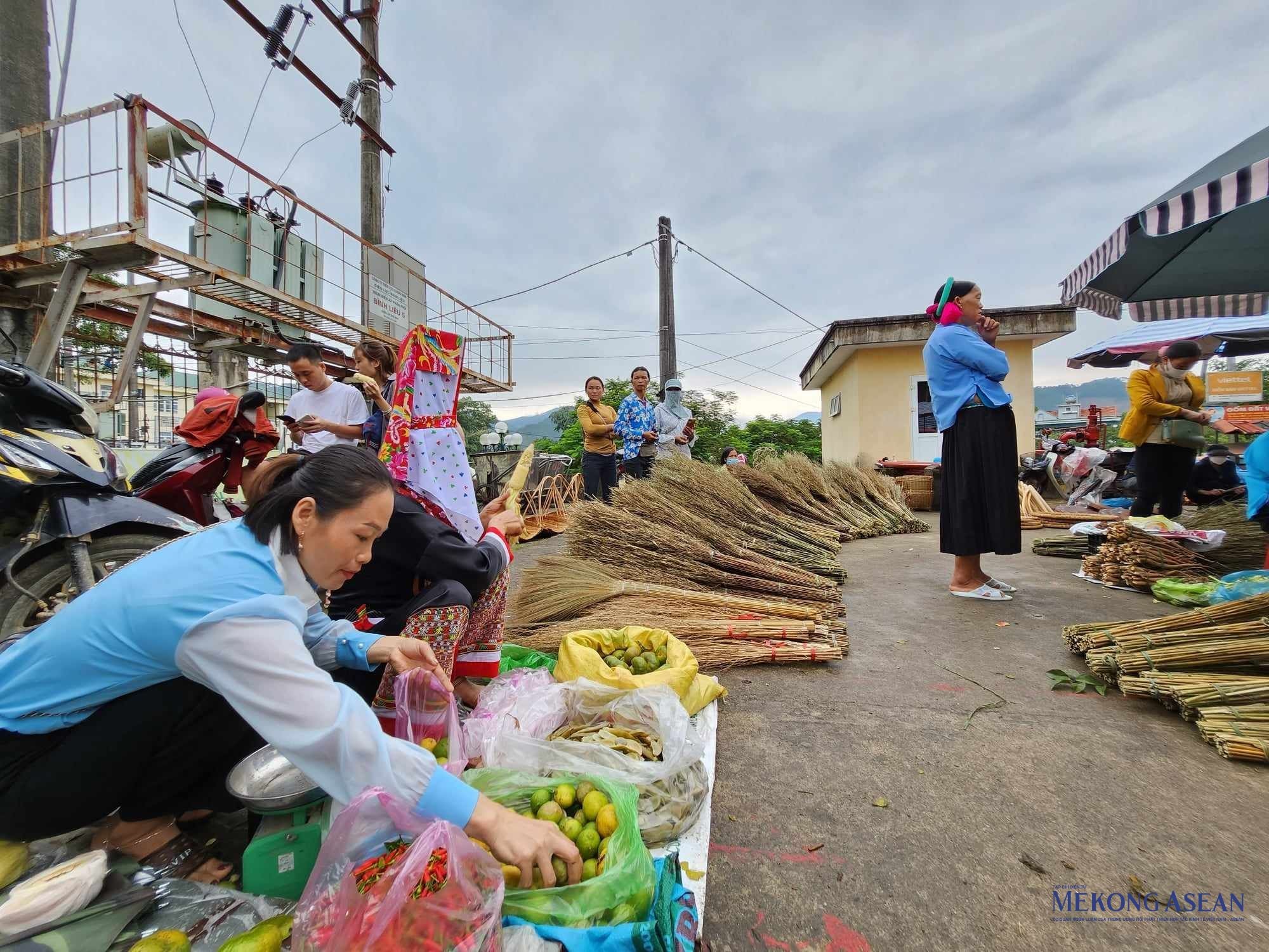 Chợ phi&ecirc;n kh&ocirc;ng chỉ l&agrave;m đa dạng th&ecirc;m c&aacute;c hoạt động thương mại, n&acirc;ng cao đời sống cho người d&acirc;n c&ograve;n l&agrave; một &ldquo;sản phẩm&rdquo; du lịch c&oacute; sức h&uacute;t mạnh mẽ, g&oacute;p phần th&uacute;c đẩy ph&aacute;t triển hoạt động thương mại, dịch vụ tr&ecirc;n địa b&agrave;n cũng như n&acirc;ng cao đời sống, tinh thần cho b&agrave; con miền n&uacute;i v&agrave; v&ugrave;ng đồng b&agrave;o d&acirc;n tộc thiểu số.