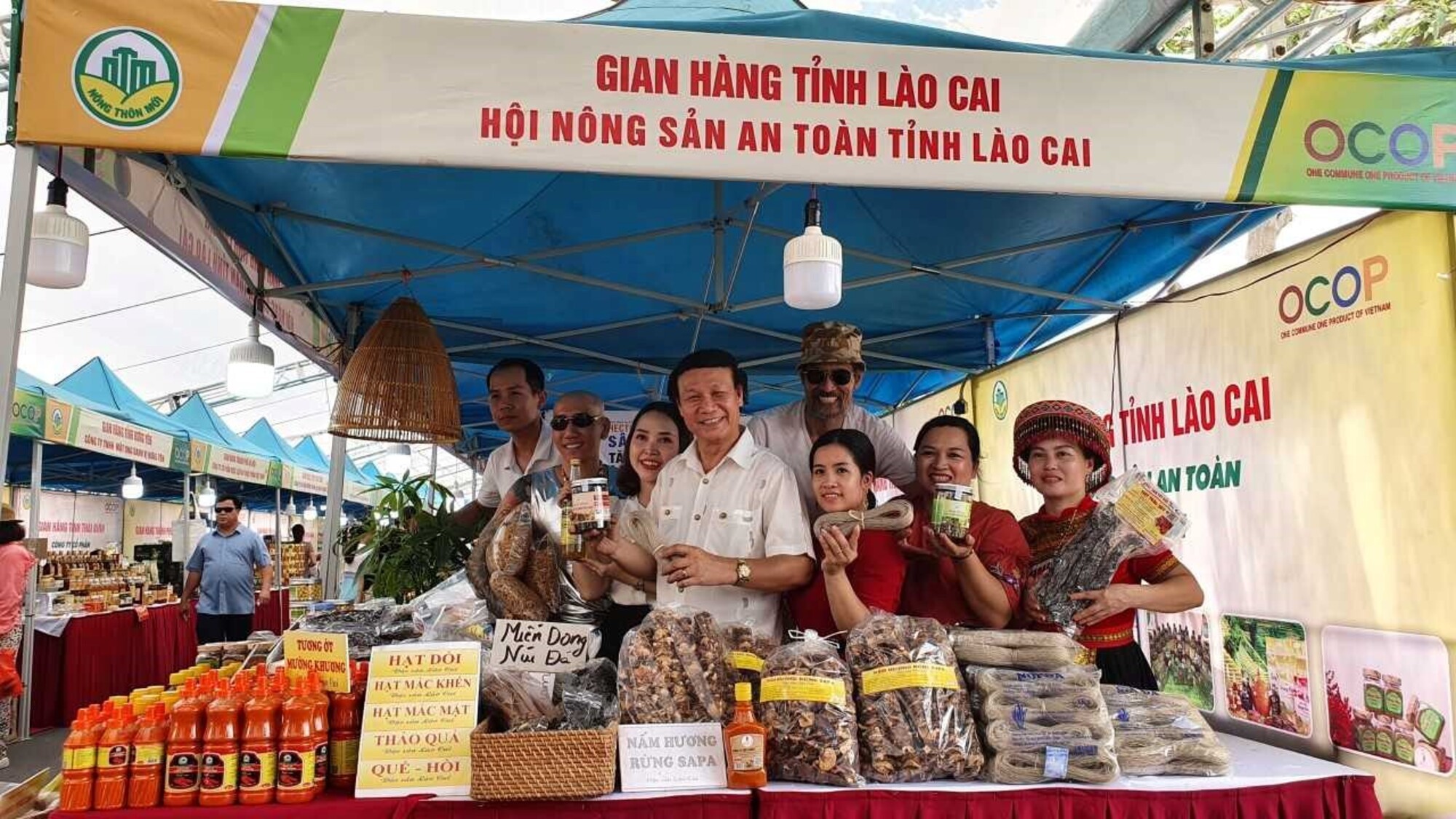 Tại L&agrave;o Cai, v&agrave;o tối 17/11 vừa qua, Ban D&acirc;n tộc tỉnh cũng đ&atilde; tổ chức khai mạc &ldquo;Phi&ecirc;n chợ văn ho&aacute; th&uacute;c đẩy ti&ecirc;u thụ sản phẩm v&ugrave;ng d&acirc;n tộc thiểu số v&agrave; miền n&uacute;i tỉnh L&agrave;o Cai&amp;amp;amp;quot;.