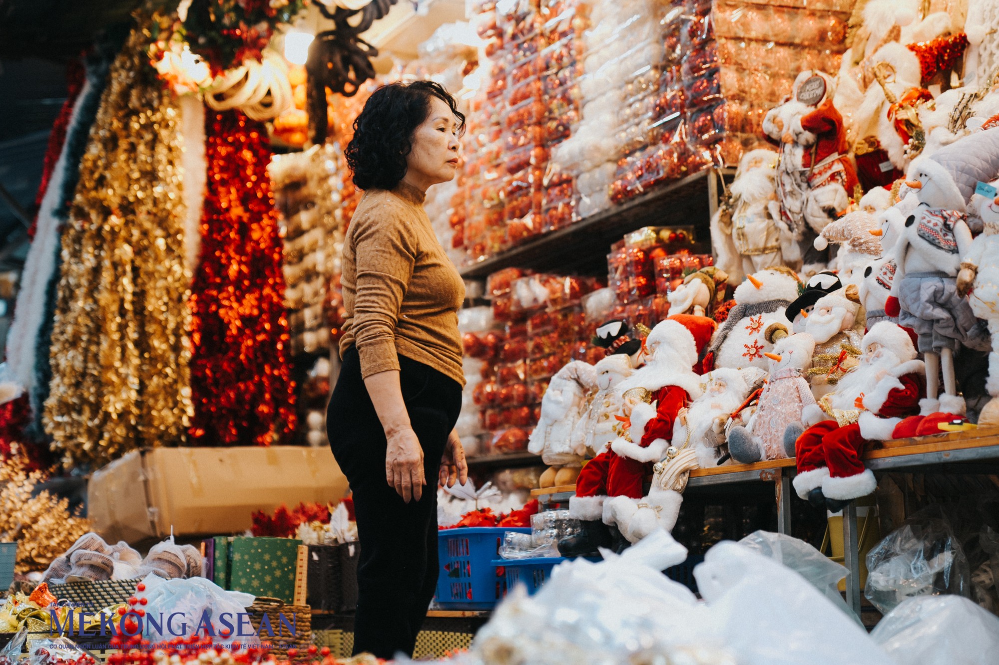 Những tiểu thương tr&ecirc;n phố H&agrave;ng M&atilde; lu&ocirc;n chăm ch&uacute;t cho gian h&agrave;ng của m&igrave;nh chỉn chu, bắt mắt.