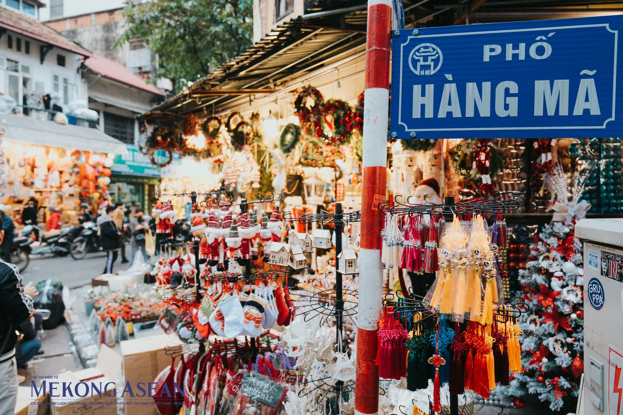 Phố H&agrave;ng M&atilde; (Quận Ho&agrave;n Kiếm, H&agrave; Nội) l&agrave; địa chỉ quen thuộc của người d&acirc;n thủ đ&ocirc; trong dịp lễ Gi&aacute;ng sinh. C&aacute;c sản phẩm được b&agrave;y b&aacute;n đầy m&agrave;u sắc bắt mắt n&ecirc;n nơi n&agrave;y trở th&agrave;nh khu vực vui chơi, check-in quen thuộc của giới trẻ v&agrave;o nhiều dịp trong năm.