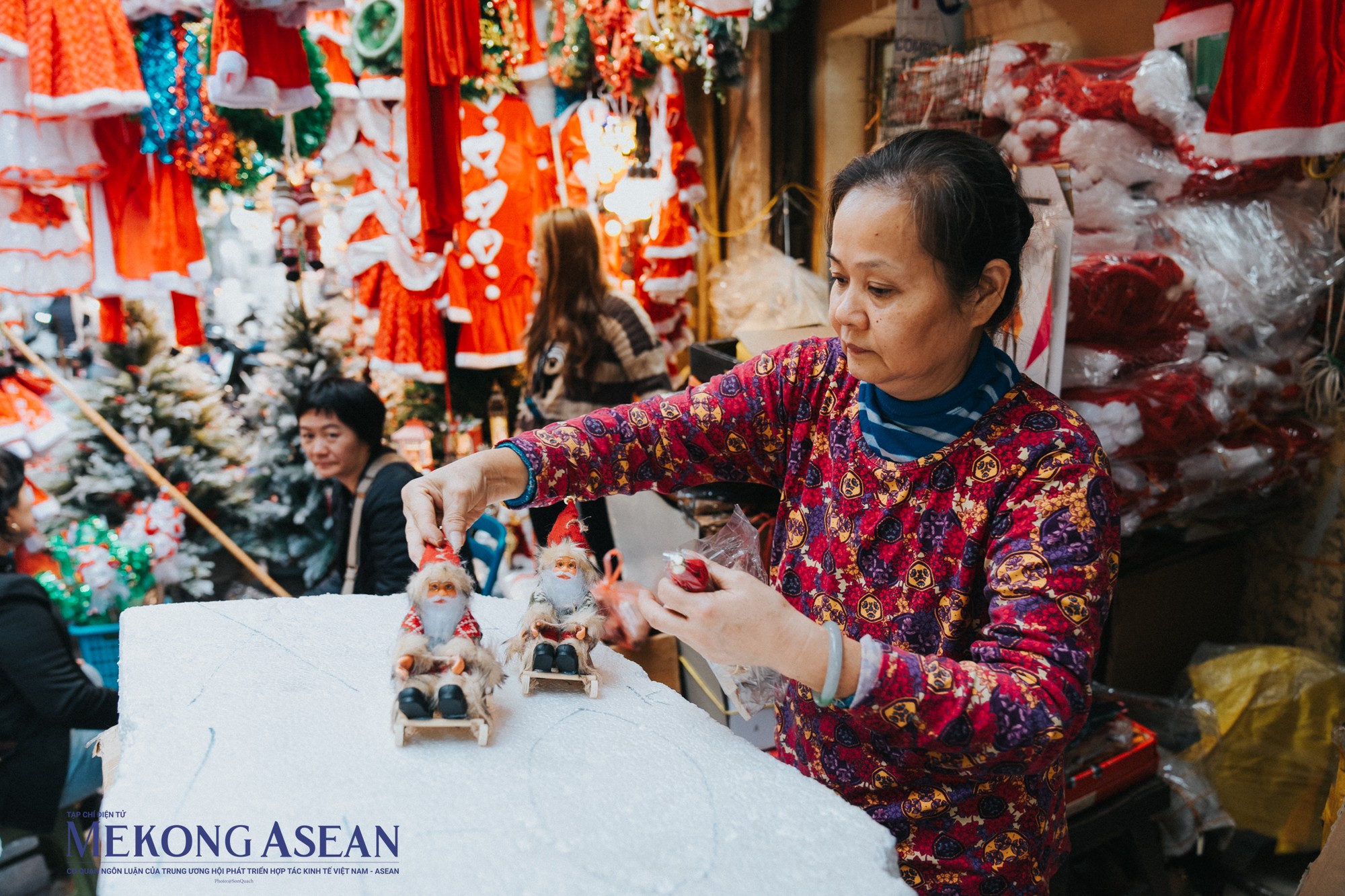 C&ocirc; Thảo, chủ một cửa hiệu tr&ecirc;n phố H&agrave;ng M&atilde; cho biết, mặt h&agrave;ng năm nay đa dạng về chủng loại, k&iacute;ch cỡ, phong ph&uacute; về m&agrave;u sắc, đa dạng về gi&aacute; cả. Nhờ vậy m&agrave; người ti&ecirc;u d&ugrave;ng c&oacute; cho m&igrave;nh nhiều sự lựa chọn.