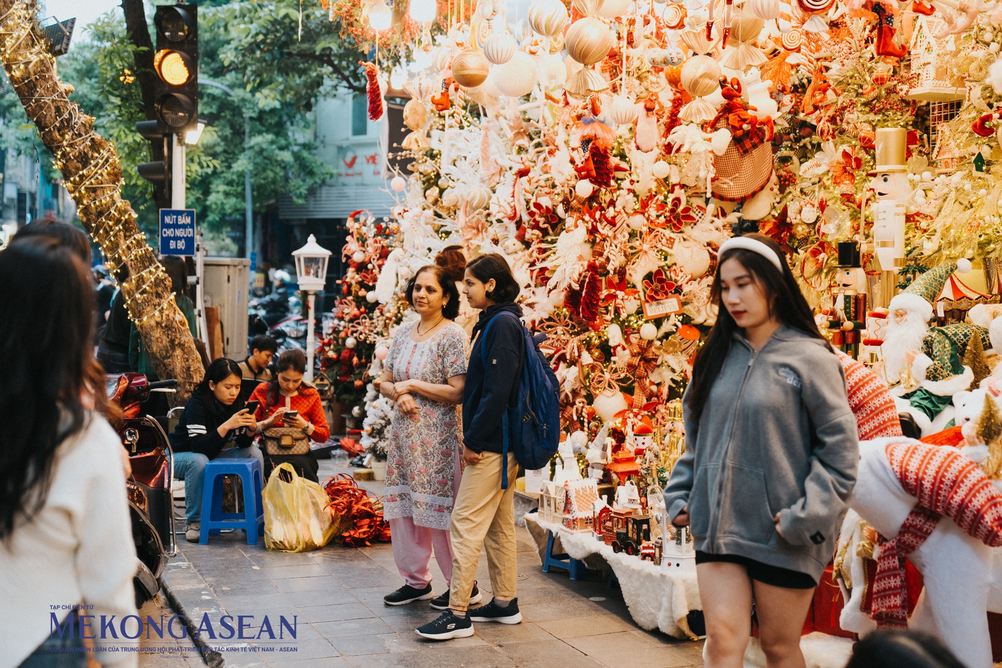 Lan Anh (Quận T&acirc;y Hồ) c&ugrave;ng bạn đi dạo phố, chia sẻ bất ngờ v&agrave; th&iacute;ch th&uacute; trước sự lung linh, tấp nập của phố. &amp;amp;amp;quot;C&aacute;c gian h&agrave;ng ở đ&acirc;y trang ho&agrave;ng rực rỡ, bọn em chọn được nhiều m&oacute;n đồ v&agrave; chụp được nhiều bức ảnh đẹp&amp;amp;amp;quot;.