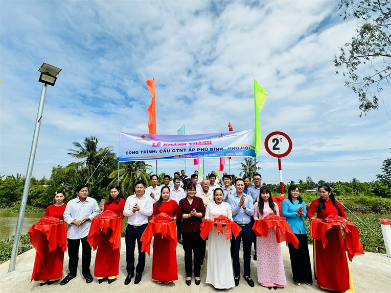 Nghi thức cắt băng kh&aacute;nh th&agrave;nh c&ocirc;ng tr&igrave;nh cầu giao th&ocirc;ng n&ocirc;ng th&ocirc;n li&ecirc;n ấp Ph&uacute; B&igrave;nh - Ph&uacute; Hội. Nguồn: BSR.