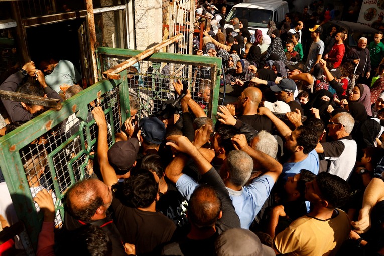 Người Palestine xếp h&agrave;ng chờ mua b&aacute;nh m&igrave; từ một tiệm b&aacute;nh trong bối cảnh thiếu lương thực ở Khan Younis, Gaza, ng&agrave;y 17/11. Ảnh: Reuters