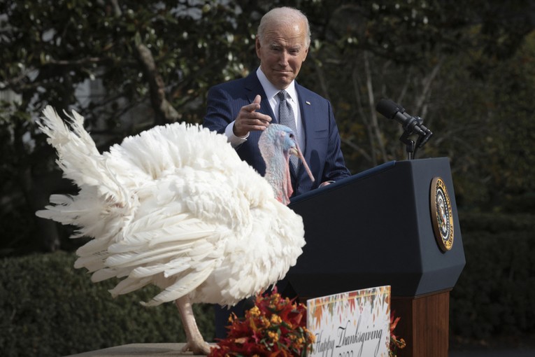 Tổng thống Mỹ Joe Biden &acirc;n x&aacute; cho g&agrave; t&acirc;y tại lễ Tạ ơn ở Nh&agrave; Trắng, ng&agrave;y 20/11. Ảnh: AFP