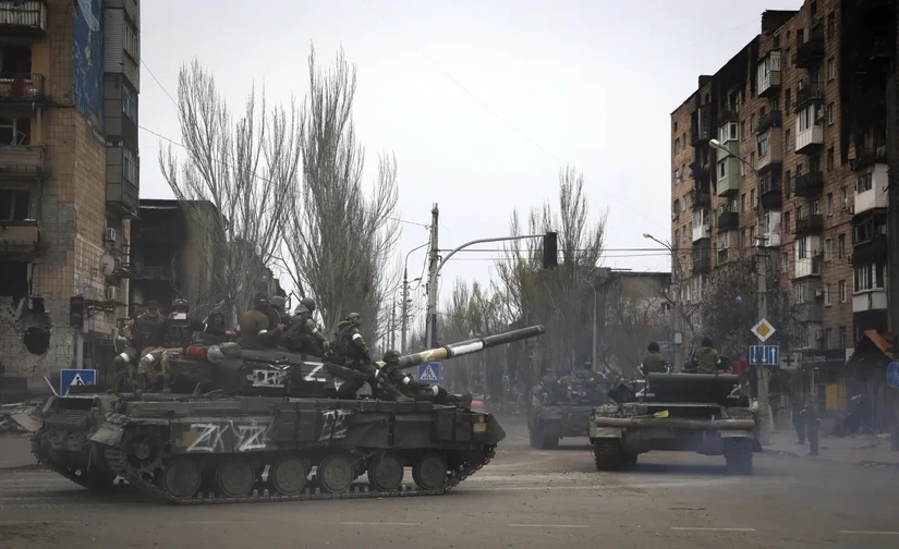 Xe tăng của qu&acirc;n đội Nga tại Mariupol, Ukraine hồi th&aacute;ng 4/2022. Ảnh: AP