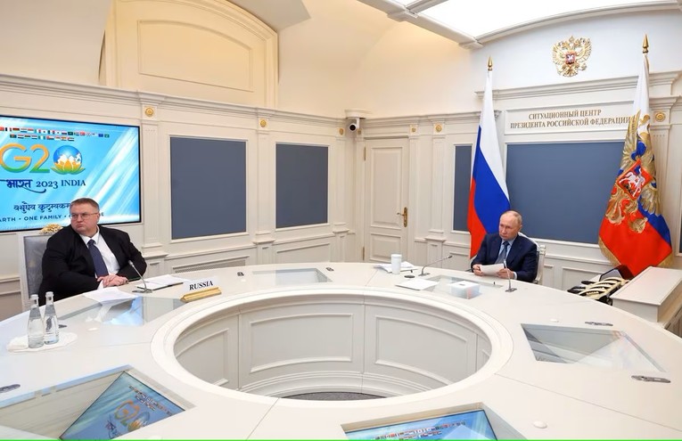 Tổng thống Nga Vladimir Putin v&agrave; Ph&oacute; Thủ tướng Nga Alexei Overchuk tham dự Hội nghị thượng đỉnh G20 trực tuyến. Ảnh: Sputnik