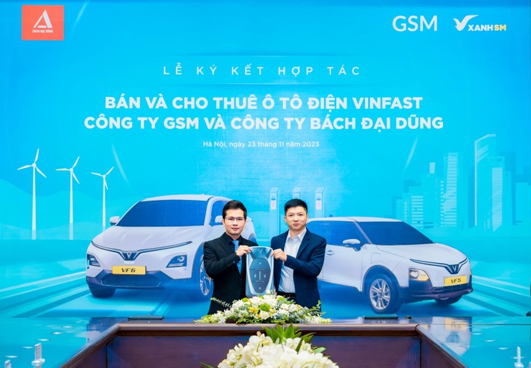 &Ocirc;ng Nguyễn Văn Thanh - Tổng gi&aacute;m đốc GSM to&agrave;n cầu (tr&aacute;i) v&agrave; &ocirc;ng Nguyễn Quốc B&aacute;ch - Gi&aacute;m đốc Điều h&agrave;nh B&aacute;ch Đại Dũng tại lễ k&yacute; kết.