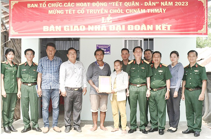 Hộ d&acirc;n người Khmer nhận quyết định b&agrave;n giao nh&agrave; đại đo&agrave;n kết do Ban Chỉ đạo c&aacute;c hoạt động Tết qu&acirc;n - d&acirc;n tỉnh Ki&ecirc;n Giang hỗ trợ. Ảnh: B&aacute;o D&acirc;n tộc v&agrave; Ph&aacute;t triển