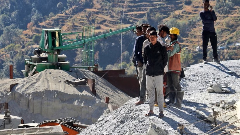 Người d&acirc;n theo d&otilde;i hoạt động cứu hộ tại Silkyara, bang Uttarakhand ph&iacute;a bắc Ấn Độ, ng&agrave;y 22/11/2023. Ảnh: AP