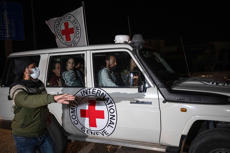 Chiếc xe của Hội Chữ thập đỏ chở c&aacute;c con tin v&agrave;o cửa khẩu bi&ecirc;n giới Rafah, tối 25/11. Ảnh: AP