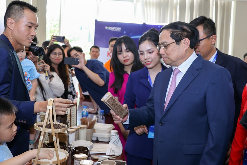 Thủ tướng Phạm Minh Ch&iacute;nh thăm c&aacute;c gian h&agrave;ng tại Techfest &ndash; Whise 2023. Ảnh: VGP