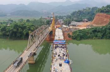 Yên Bái hợp long cầu Tô Mậu bắc qua sông Chảy