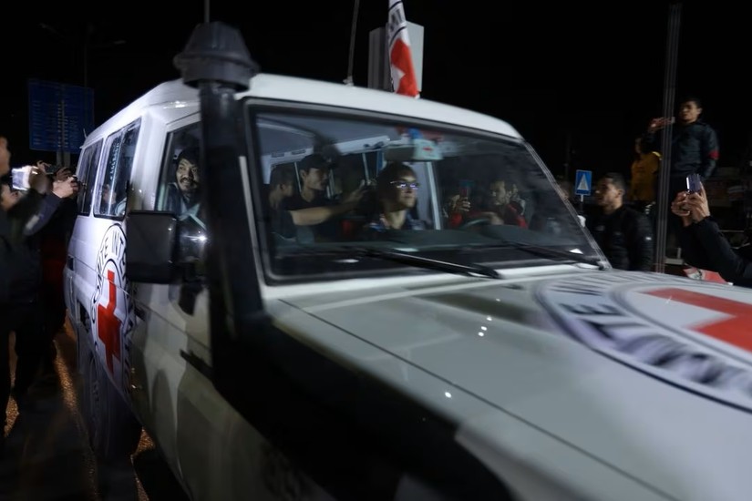 Xe của Hội Chữ thập đỏ chở c&aacute;c con tin được Hamas thả, ng&agrave;y 16/11. Ảnh: Reuters