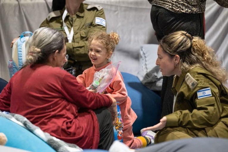 Israel v&agrave; Hamas quan ngại về danh s&aacute;ch trao trả con tin ảnh 2