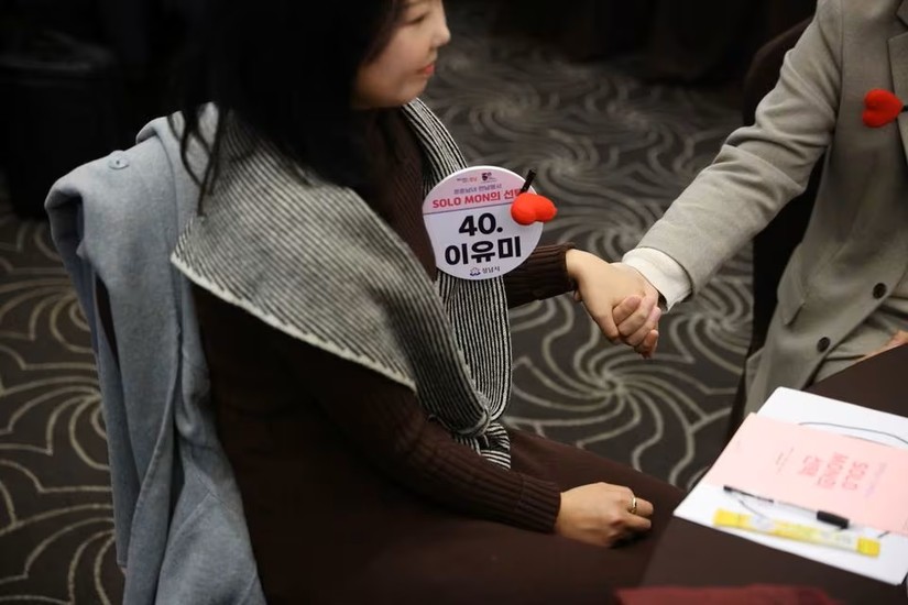 Một người phụ nữ tham gia sự kiện hẹn h&ograve; được tổ chức tại th&agrave;nh phố Seongnam ng&agrave;y 19/11/2023. Ảnh: Reuters