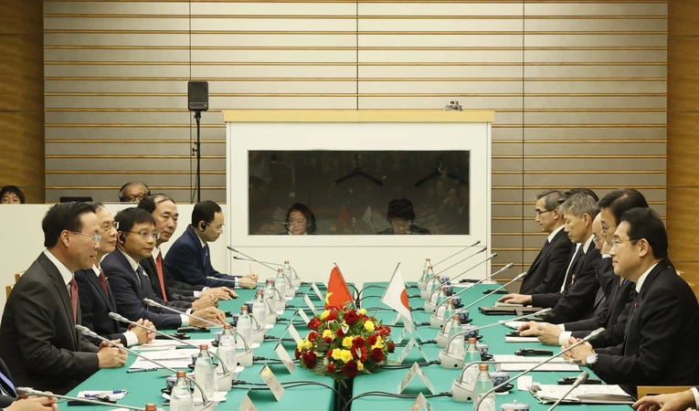 Chủ tịch nước V&otilde; Văn Thưởng hội đ&agrave;m với Thủ tướng Nhật Bản Kishida Fumio. Ảnh: TTXVN