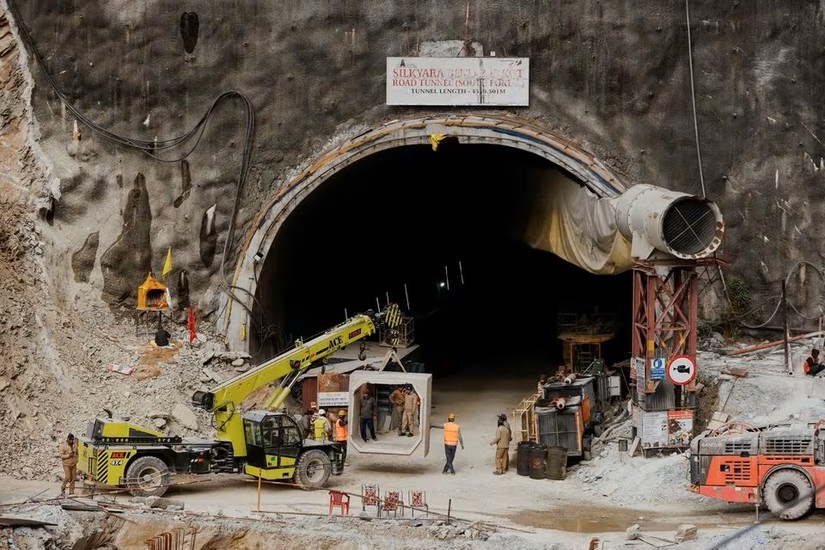 Hiện trường vụ sập đường hầm cao tốc tại bang Uttarakhand, Ấn Độ, ng&agrave;y 28/11. Ảnh: Reuters