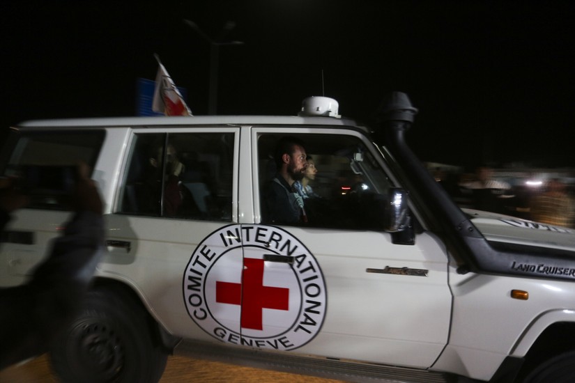 Xe chở con tin của Hội Chữ thập đỏ đi qua cửa khẩu Ai Cập, ng&agrave;y 26/11. Ảnh: AP